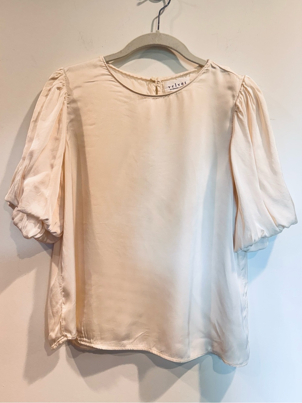 Velvet by Graham & Spencer Desi Satin Puff Sleeve Top Crema EUC